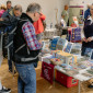 Interessierte Pilger am Stand der Paulus Buchhandlung